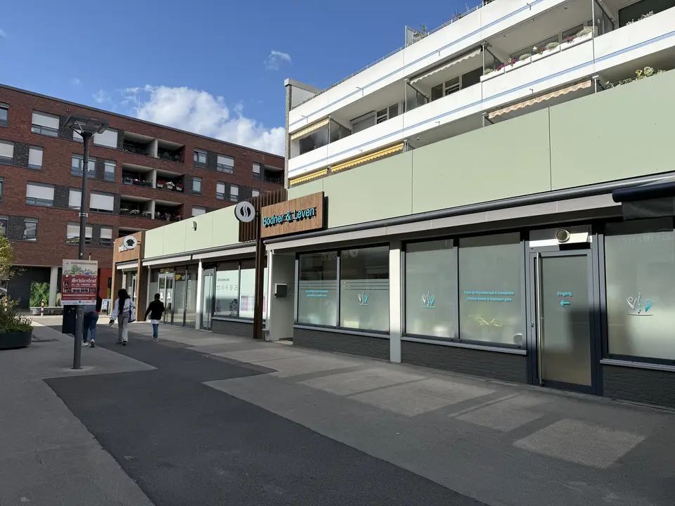 Ladenzeile der Holzweg-Passage mit der Praxis Bodner & Leven