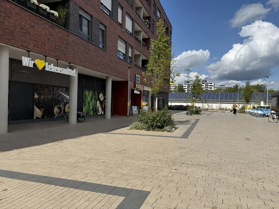 Vorplatz im Sophie-Scholl-Quartier mit Grünflächen und Leihrädern
