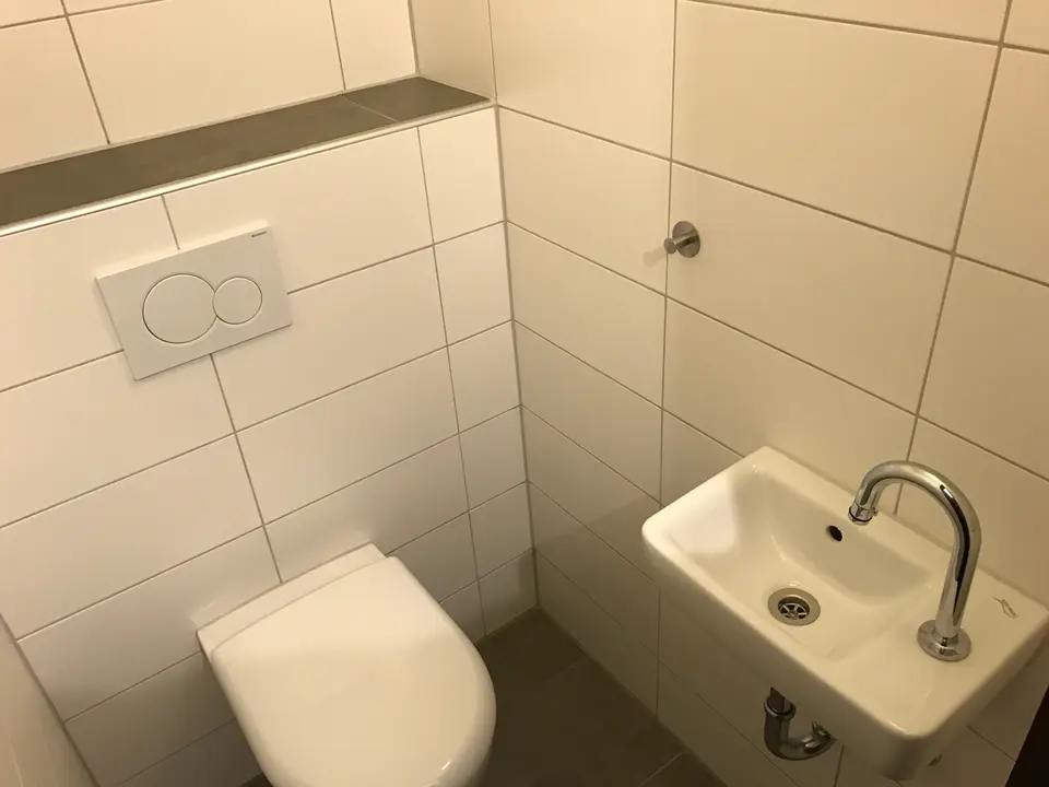 Separates Gäste-WC mit Handwaschbecken, 2016 saniert