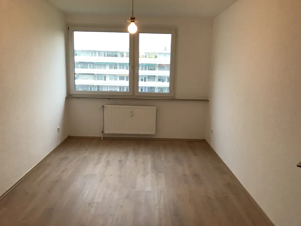 Kinderzimmer oder Büro – helles Zimmer mit Fenster, auch als Gästezimmer nutzbar